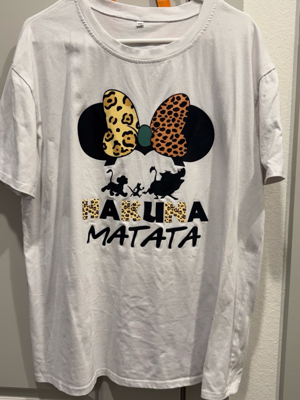 Women's White Short-Sleeve 'Hakuna Matata' Graphic Tee with Leopard Bow Detail